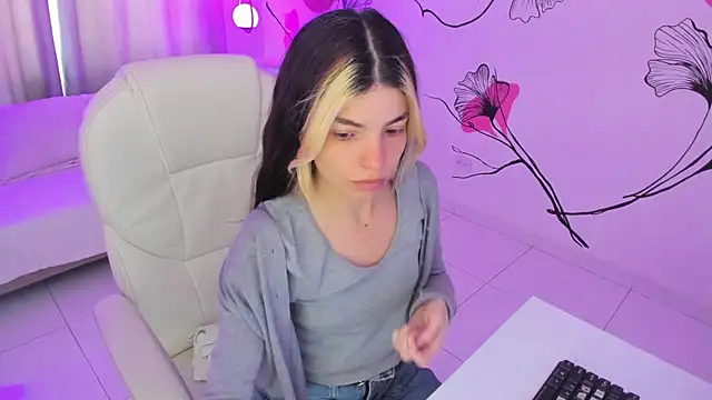 Isabela Fiorelli online show from November 2025 01:24:02 PM