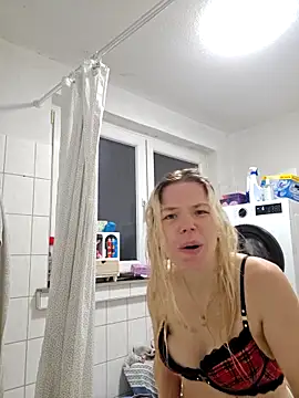 ademandjulia online show from May 2026 10:04:02 PM