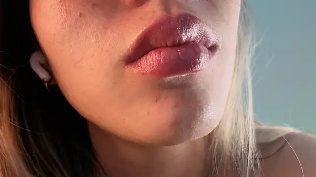 Snapshot of Carolblonde chatting on March 2026 11:12:01 PM Carolblonde online show from March 2026 11:12:01 PM