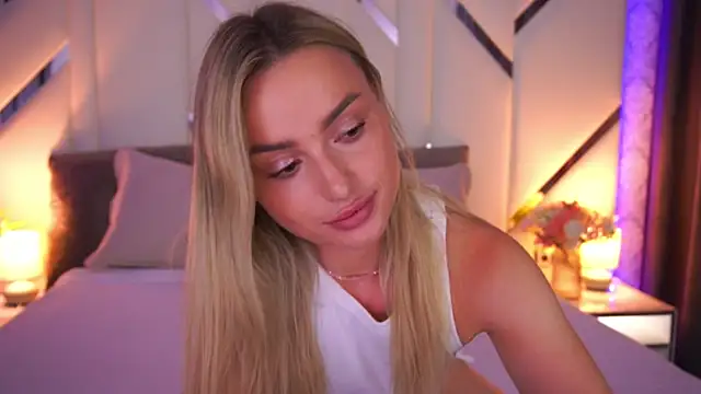 Snapshot of LindsieGreyy chatting on July 2026 01:03:01 PM LindsieGreyy online show from July 2026 01:03:01 PM