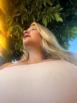 Snapshot of aurora_coldd chatting on October 2025 10:55:02 PM aurora coldd online show from October 2025 10:55:02 PM