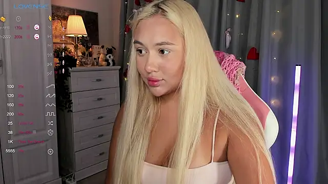 Snapshot of _Loneve__ chatting on March 2026 04:01:01 PM Loneve online show from March 2026 04:01:01 PM