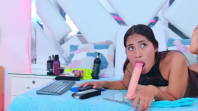 YesyHills online show from March 2025 10:04:02 PM