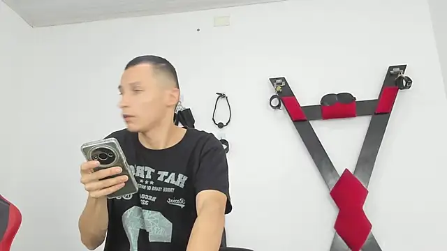 Snapshot of Isak_Millan chatting on November 2025 03:13:02 PM Isak Millan online show from November 2025 03:13:02 PM