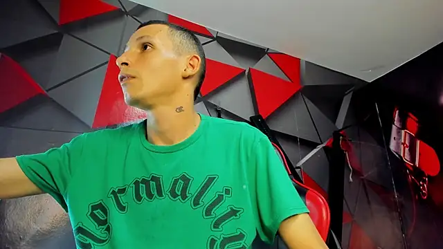 Snapshot of Isak_Millan chatting on November 2025 10:52:02 PM Isak Millan online show from November 2025 10:52:02 PM