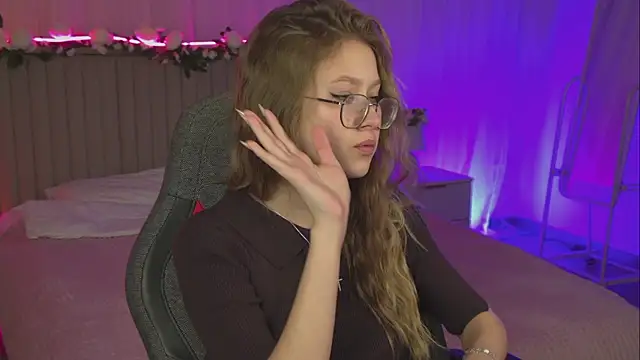 EveMundie online show from November 2025 10:03:02 AM