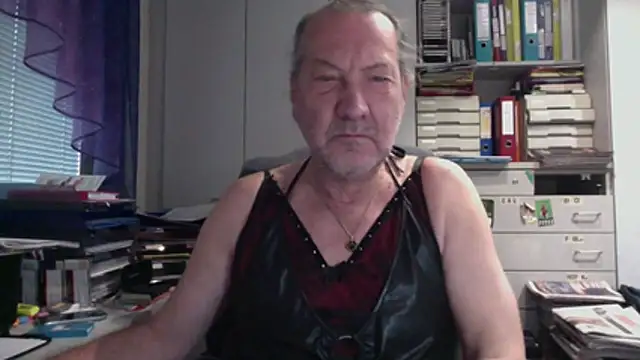 HMStraps01 online show from December 2025 10:20:02 AM