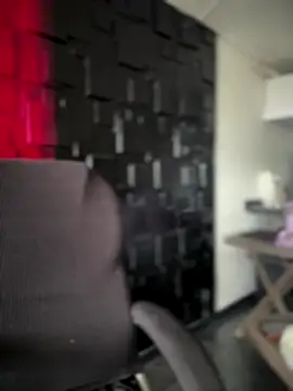 Emily-teen online show from November 2025 01:22:02 PM