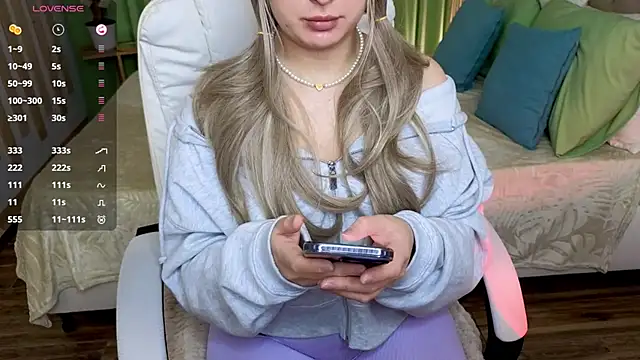 Snapshot of baby_debbie chatting on February 2025 06:35:02 PM baby debbie online show from February 2025 06:35:02 PM