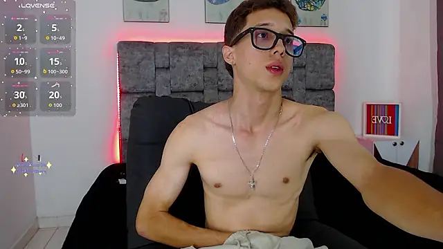 Snapshot of skinny_bigcock02 chatting on February 2026 09:13:01 PM skinny bigcock02 online show from February 2026 09:13:01 PM