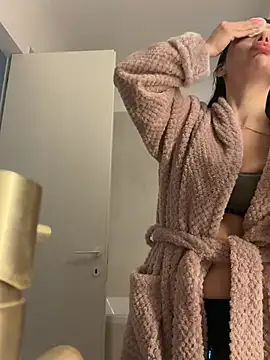 Mia Splash online show from February 2026 07:45:02 AM