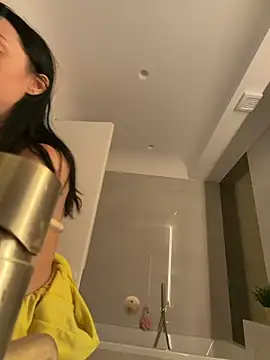 Mia Splash online show from April 2026 08:10:01 AM