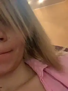 Snapshot of Ella_Pearlie chatting on February 2025 11:19:02 PM Ella Pearlie online show from February 2025 11:19:02 PM