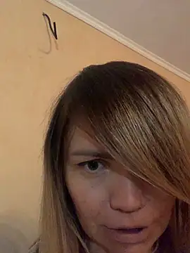 Snapshot of Ella_Pearlie chatting on February 2025 01:43:01 AM Ella Pearlie online show from February 2025 01:43:01 AM