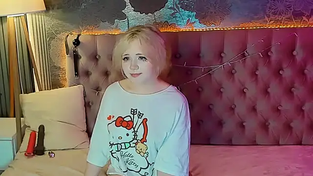Snapshot of EmilyAngells chatting on June 2026 06:56:01 AM EmilyAngells online show from June 2026 06:56:01 AM
