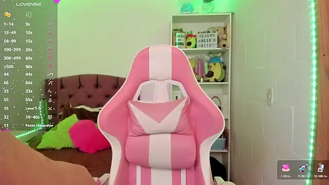 Snapshot of kit_kat_10 chatting on March 2025 03:44:01 AM kit kat 10 online show from March 2025 03:44:01 AM