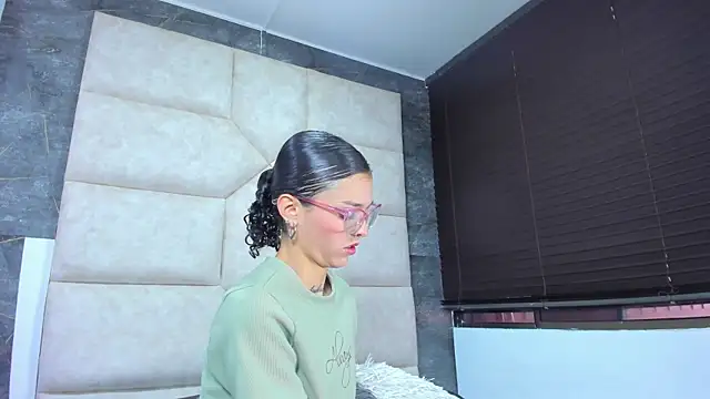 Snapshot of Vaiolett_Smith chatting on April 2026 02:44:02 PM Vaiolett Smith online show from April 2026 02:44:02 PM