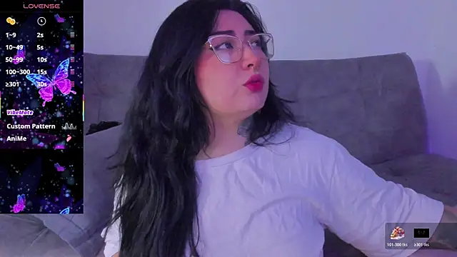 Curvybaddie99 online show from April 2026 05:51:01 PM