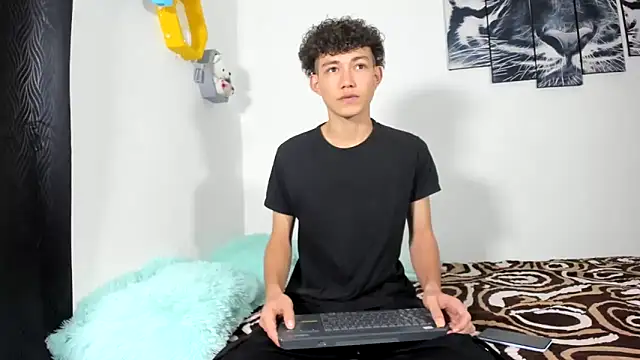 Snapshot of Maxxi_hot23 chatting on March 2025 02:01:02 PM Maxxi hot23 online show from March 2025 02:01:02 PM