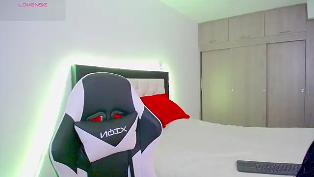 CarolinneFiotti online show from November 2025 02:50:02 PM