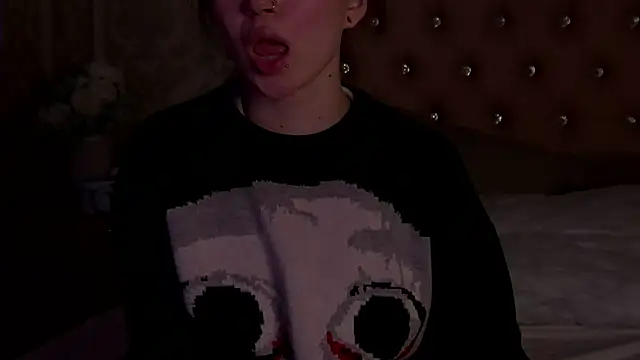 Snapshot of HeatherSweet_ chatting on April 2026 05:43:02 PM HeatherSweet online show from April 2026 05:43:02 PM