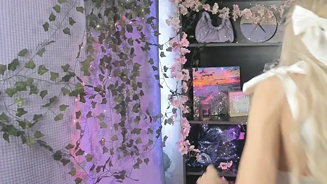 Snapshot of MelissaMillton chatting on March 2025 02:57:02 AM MelissaMillton online show from March 2025 02:57:02 AM