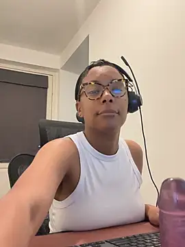 Snapshot of Melia_Rayne chatting on May 2026 09:39:02 AM Melia Rayne online show from May 2026 09:39:02 AM