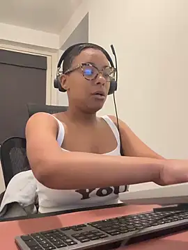 Snapshot of Melia_Rayne chatting on May 2026 09:38:01 AM Melia Rayne online show from May 2026 09:38:01 AM