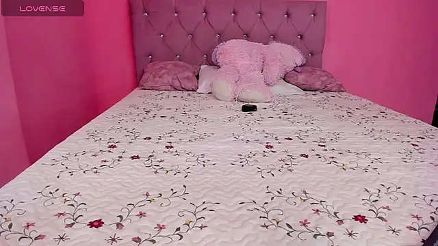 Moonroxe  online show from July 2026 08:02:01 PM
