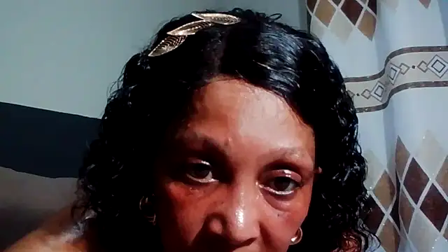 Snapshot of JuicyBigClitt chatting on October 2025 04:04:01 PM JuicyBigClitt online show from October 2025 04:04:01 PM