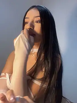 Snapshot of MagieeThomson chatting on October 2025 10:51:01 PM MagieeThomson online show from October 2025 10:51:01 PM