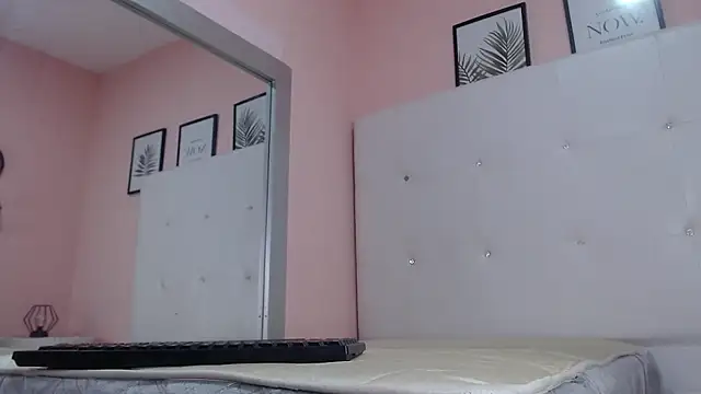 Snapshot of willow_smitt chatting on September 2025 12:43:02 PM willow smitt online show from September 2025 12:43:02 PM