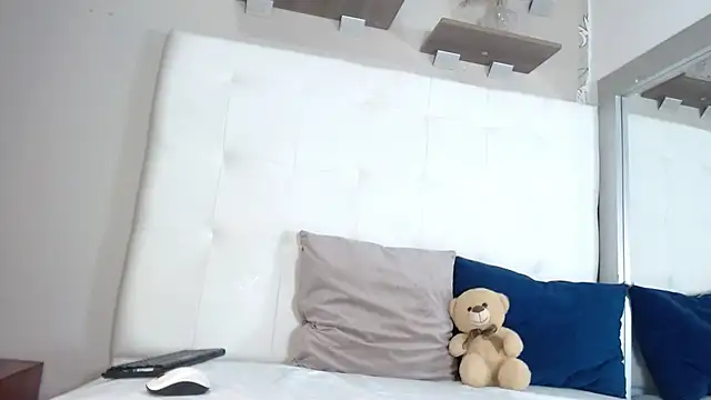 Snapshot of willow_smitt chatting on November 2025 12:48:02 PM willow smitt online show from November 2025 12:48:02 PM