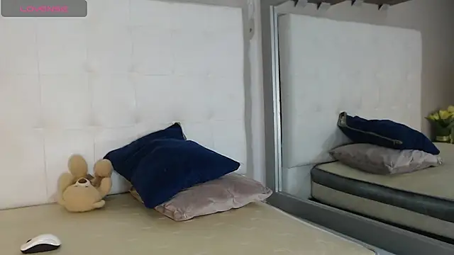 Snapshot of willow_smitt chatting on December 2025 12:58:02 PM willow smitt online show from December 2025 12:58:02 PM