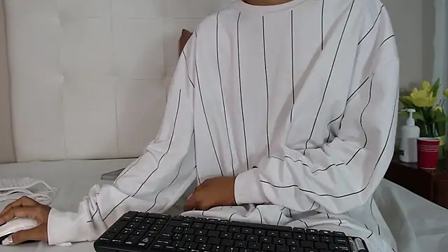 Snapshot of willow_smitt chatting on January 2026 12:07:01 PM willow smitt online show from January 2026 12:07:01 PM