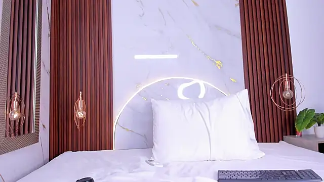 lucianasmith  online show from April 2026 09:39:33 PM