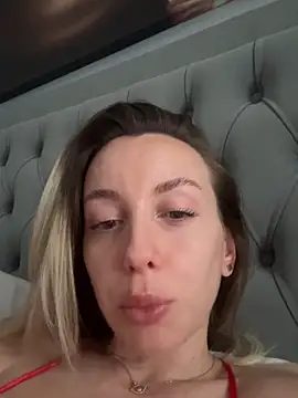 Snapshot of AlexisWhit chatting on October 2025 07:18:01 AM AlexisWhit online show from October 2025 07:18:01 AM