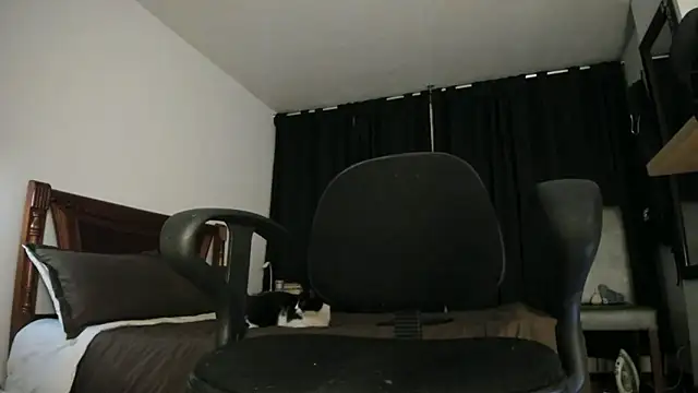 Snapshot of Hat_girl chatting on January 2026 04:06:02 AM Hat girl online show from January 2026 04:06:02 AM