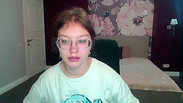 Snapshot of AngelinaLow chatting on March 2025 12:12:01 PM AngelinaLow online show from March 2025 12:12:01 PM