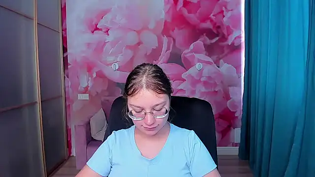 Snapshot of AngelinaLow chatting on September 2025 11:24:01 AM AngelinaLow online show from September 2025 11:24:01 AM
