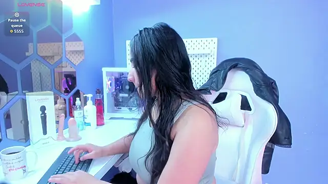 Alice 26  online show from December 2025 01:53:01 PM