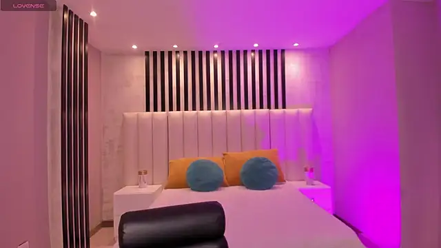 MaiaCollins online show from November 2025 07:15:01 PM