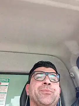 Snapshot of Maurzio@xh chatting on April 2026 11:00:02 AM Maurzioxh online show from April 2026 11:00:02 AM