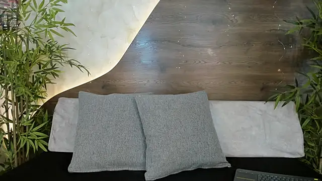 mia lacy  online show from December 2025 08:03:01 PM