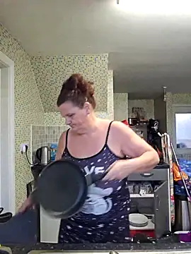 Snapshot of MissQueenBeex chatting on December 2025 12:32:01 PM MissQueenBeex online show from December 2025 12:32:01 PM