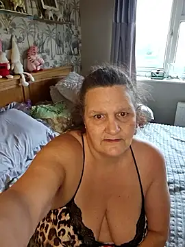 Snapshot of MissQueenBeex chatting on December 2025 11:58:02 AM MissQueenBeex online show from December 2025 11:58:02 AM