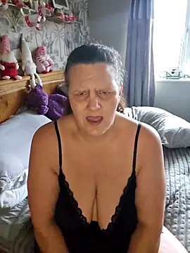 Snapshot of MissQueenBeex chatting on December 2025 11:05:01 AM MissQueenBeex online show from December 2025 11:05:01 AM