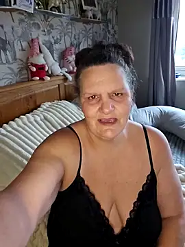 Snapshot of MissQueenBeex chatting on December 2025 12:56:02 PM MissQueenBeex online show from December 2025 12:56:02 PM