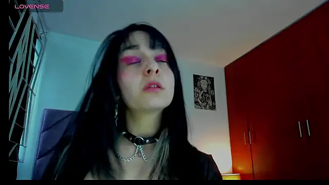 Snapshot of KARINNA__RAVEN chatting on May 2026 10:03:01 PM KARINNA RAVEN online show from May 2026 10:03:01 PM