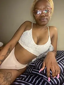 YummyMelanin117 online show from October 2025 10:38:01 PM